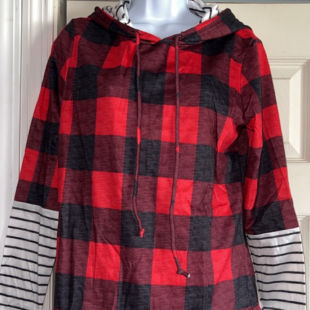 WOMANS RED PLAID LONG SLEEVE SHIRT WITH HOOD